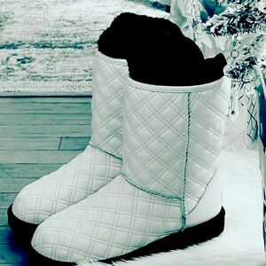 Ugg classic short II quilted bootie like new size 9